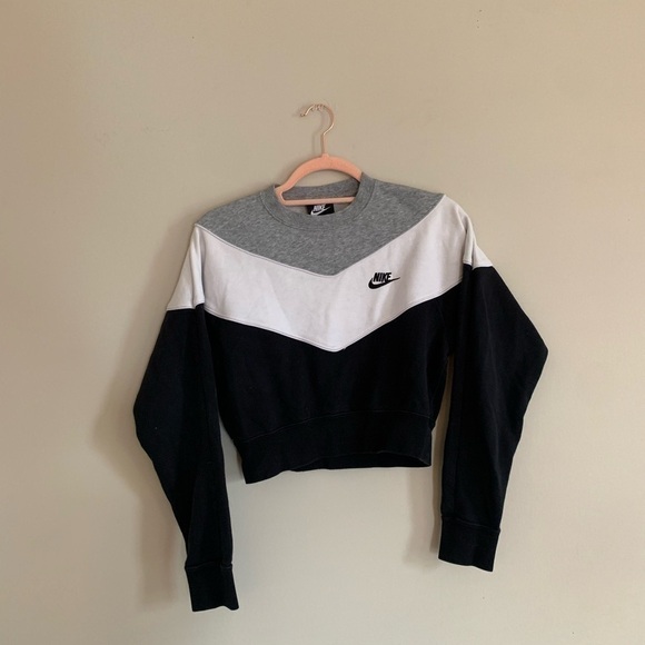 *BUNDLE* Lot Of 3 NIKE Womens Shirts + Shorts, Size M - Picture 5 of 7